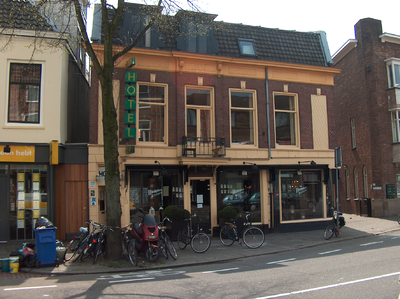 819933 Gezicht op de voorgevel van het pand Biltstraat 29 - 31 (Hotel De Baronie en Humphrey's Restaurant) te ...